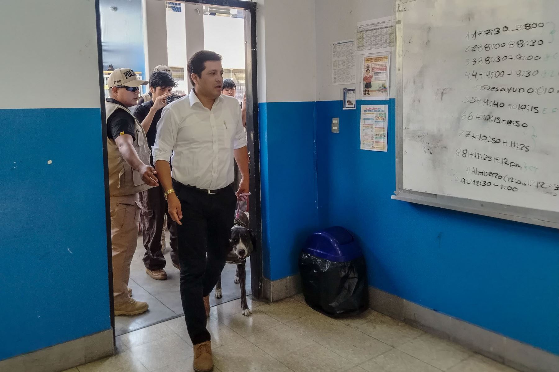 El candidato presidencial Paul Jaimes de la organización política Progresemos emite su voto en la I.E Emblemática Mercedes Cabello de Carbonera del distrito del Rímac durante la jornada de las Elecciones Generales 2026. Foto: ANDINA/Dany Seminario