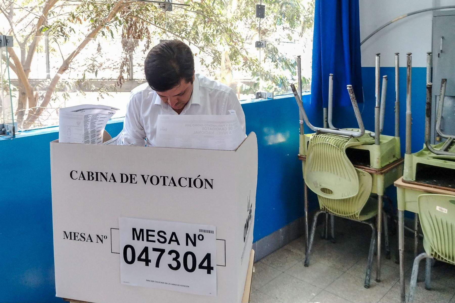 El candidato presidencial Paul Jaimes de la organización política Progresemos emite su voto en la I.E Emblemática Mercedes Cabello de Carbonera del distrito del Rímac durante la jornada de las Elecciones Generales 2026. Foto: ANDINA/Dany Seminario