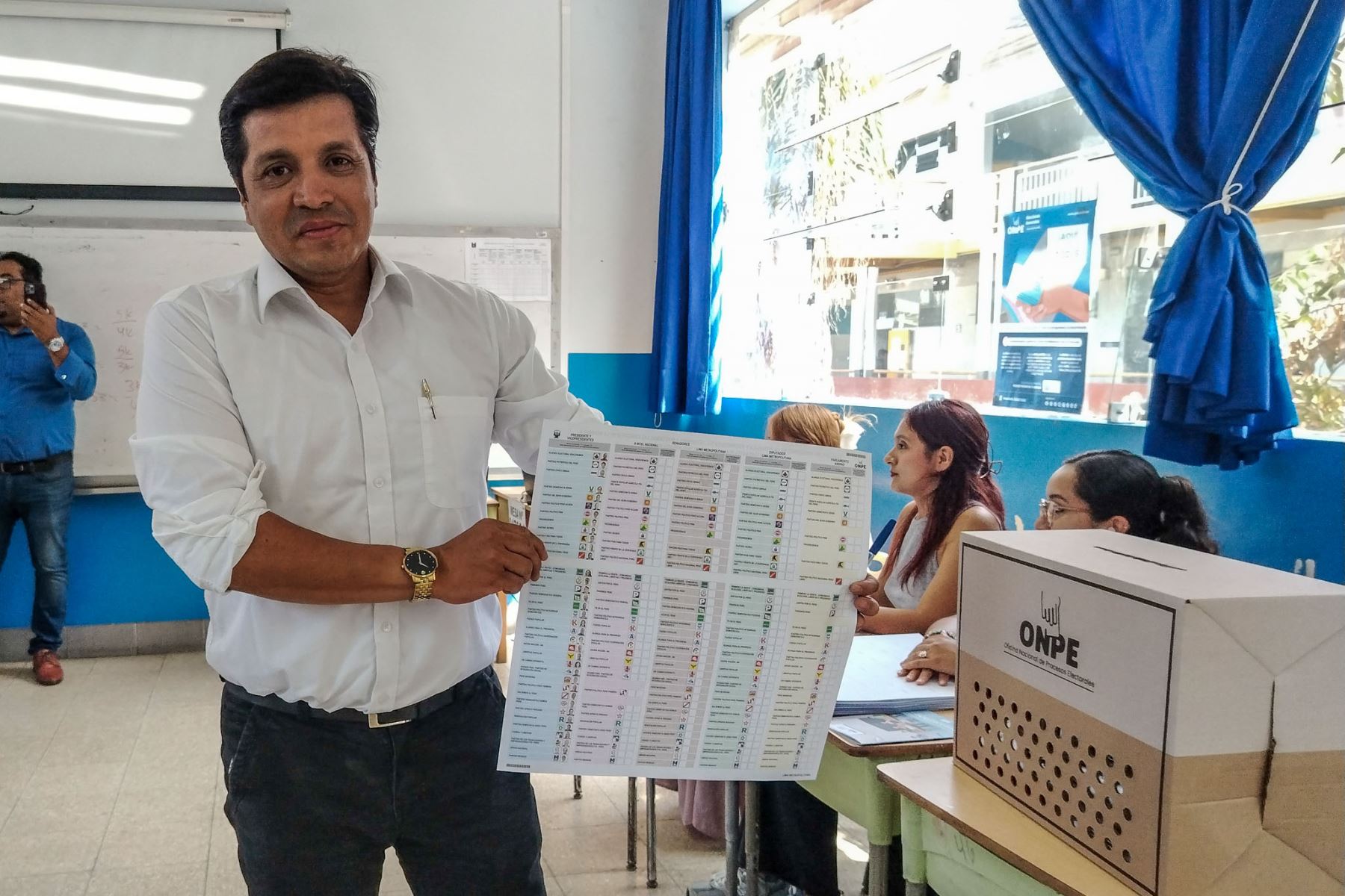 El candidato presidencial Paul Jaimes de la organización política Progresemos emite su voto en la I.E Emblemática Mercedes Cabello de Carbonera del distrito del Rímac durante la jornada de las Elecciones Generales 2026. Foto: ANDINA/Dany Seminario