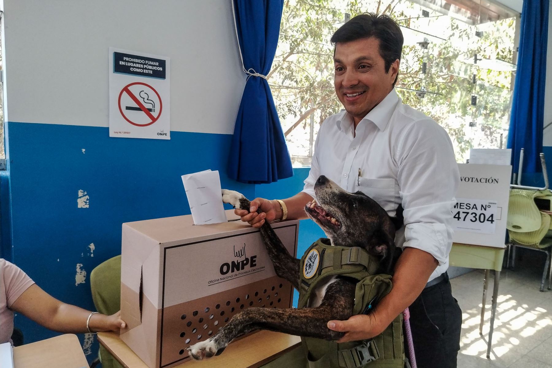 El candidato presidencial Paul Jaimes de la organización política Progresemos emite su voto en la I.E Emblemática Mercedes Cabello de Carbonera del distrito del Rímac durante la jornada de las Elecciones Generales 2026. Foto: ANDINA/Dany Seminario