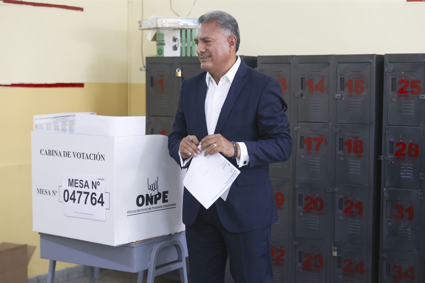 El candidato presidencial Carlos Jaico de Perú Moderno emite su voto en la I.E Emblemática Alfonso Ugarte del distrito de San Isidro durante la jornada de las Elecciones Generales 2026. Foto: ANDINA/Jhonel Rodríguez Robles
