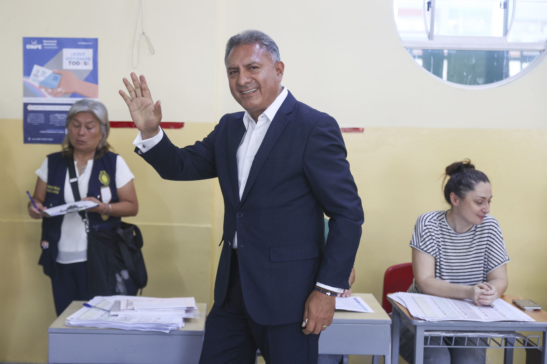 El candidato presidencial Carlos Jaico de Perú Moderno emite su voto en la I.E Emblemática Alfonso Ugarte del distrito de San Isidro durante la jornada de las Elecciones Generales 2026. Foto: ANDINA/Jhonel Rodríguez Robles