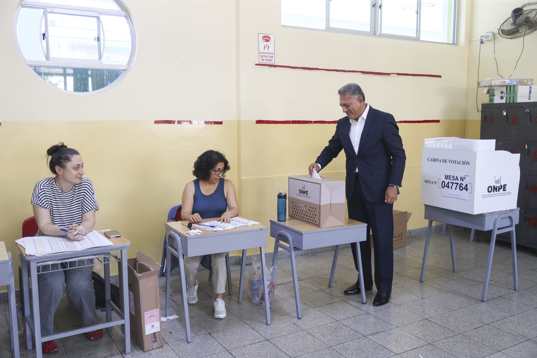 El candidato presidencial Carlos Jaico de Perú Moderno emite su voto en la I.E Emblemática Alfonso Ugarte del distrito de San Isidro durante la jornada de las Elecciones Generales 2026. Foto: ANDINA/Jhonel Rodríguez Robles