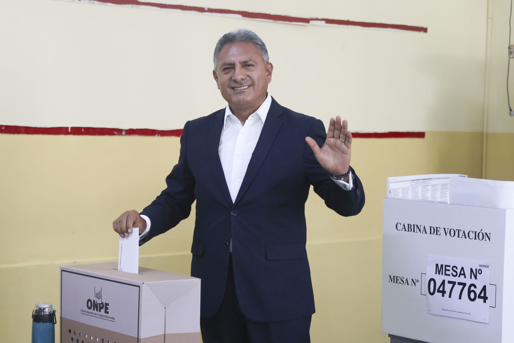 El candidato presidencial Carlos Jaico de Perú Moderno emite su voto en la I.E Emblemática Alfonso Ugarte del distrito de San Isidro durante la jornada de las Elecciones Generales 2026. Foto: ANDINA/Jhonel Rodríguez Robles