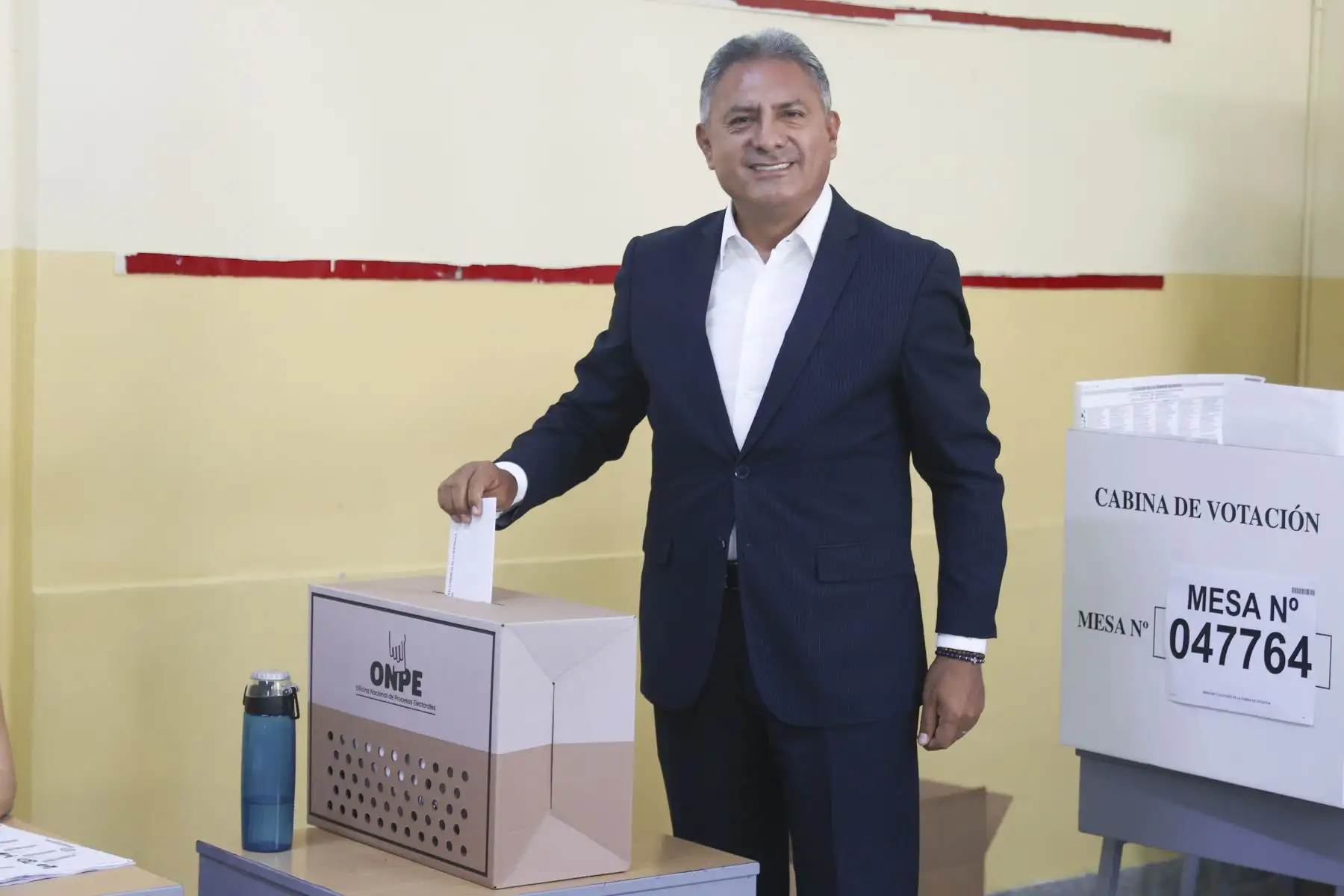 El candidato presidencial Carlos Jaico de Perú Moderno emite su voto en la I.E Emblemática Alfonso Ugarte del distrito de San Isidro durante la jornada de las Elecciones Generales 2026. Foto: ANDINA/Jhonel Rodríguez Robles