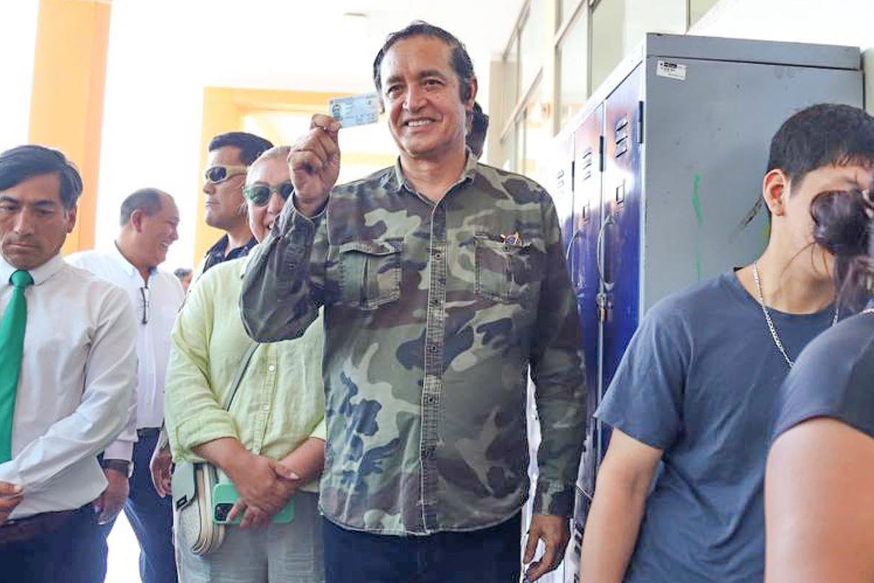 El candidato presidencial Alex Gonzales del partido Demócrata Verde emite su voto en la I.E Emblemática Isabel la Católica del distrito de La Victoria durante la jornada de las Elecciones Generales 2026. Foto: ANDINA/ Roberto Matta