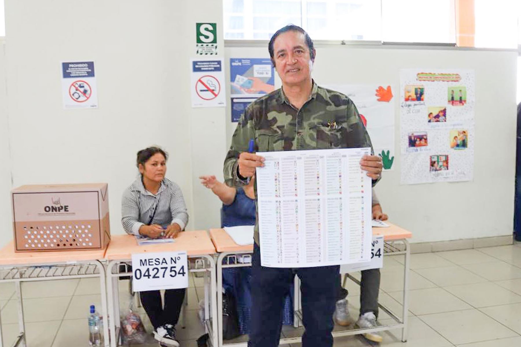 El candidato presidencial Alex Gonzales del partido Demócrata Verde emite su voto en la I.E Emblemática Isabel la Católica del distrito de La Victoria durante la jornada de las Elecciones Generales 2026. Foto: ANDINA/ Roberto Matta