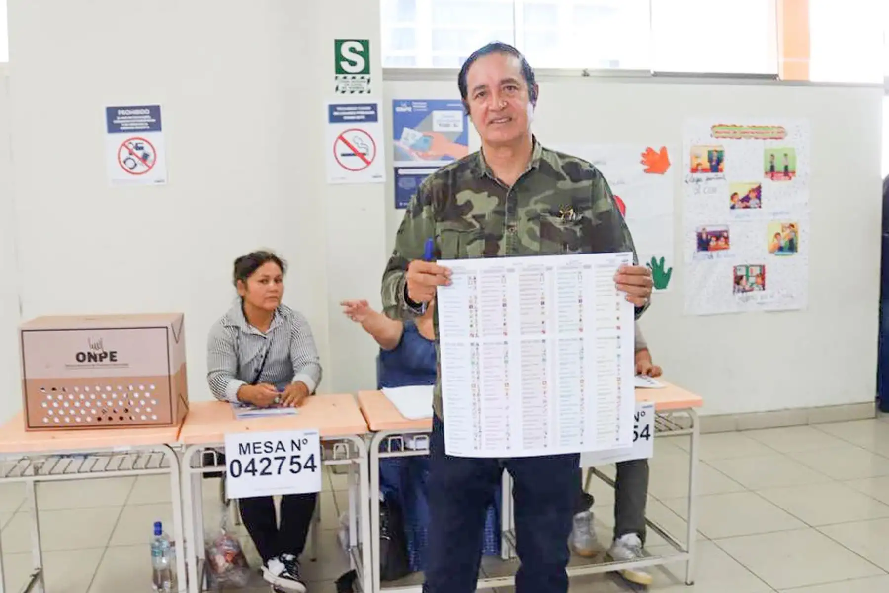 El candidato presidencial Alex Gonzales del partido Demócrata Verde emite su voto en la I.E Emblemática Isabel la Católica del distrito de La Victoria durante la jornada de las Elecciones Generales 2026. Foto: ANDINA/ Roberto Matta