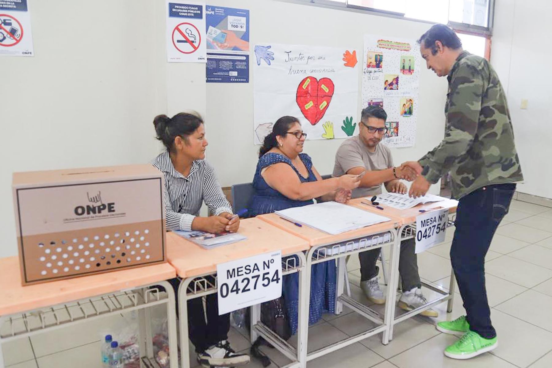 El candidato presidencial Alex Gonzales del partido Demócrata Verde emite su voto en la I.E Emblemática Isabel la Católica del distrito de La Victoria durante la jornada de las Elecciones Generales 2026. Foto: ANDINA/ Roberto Matta