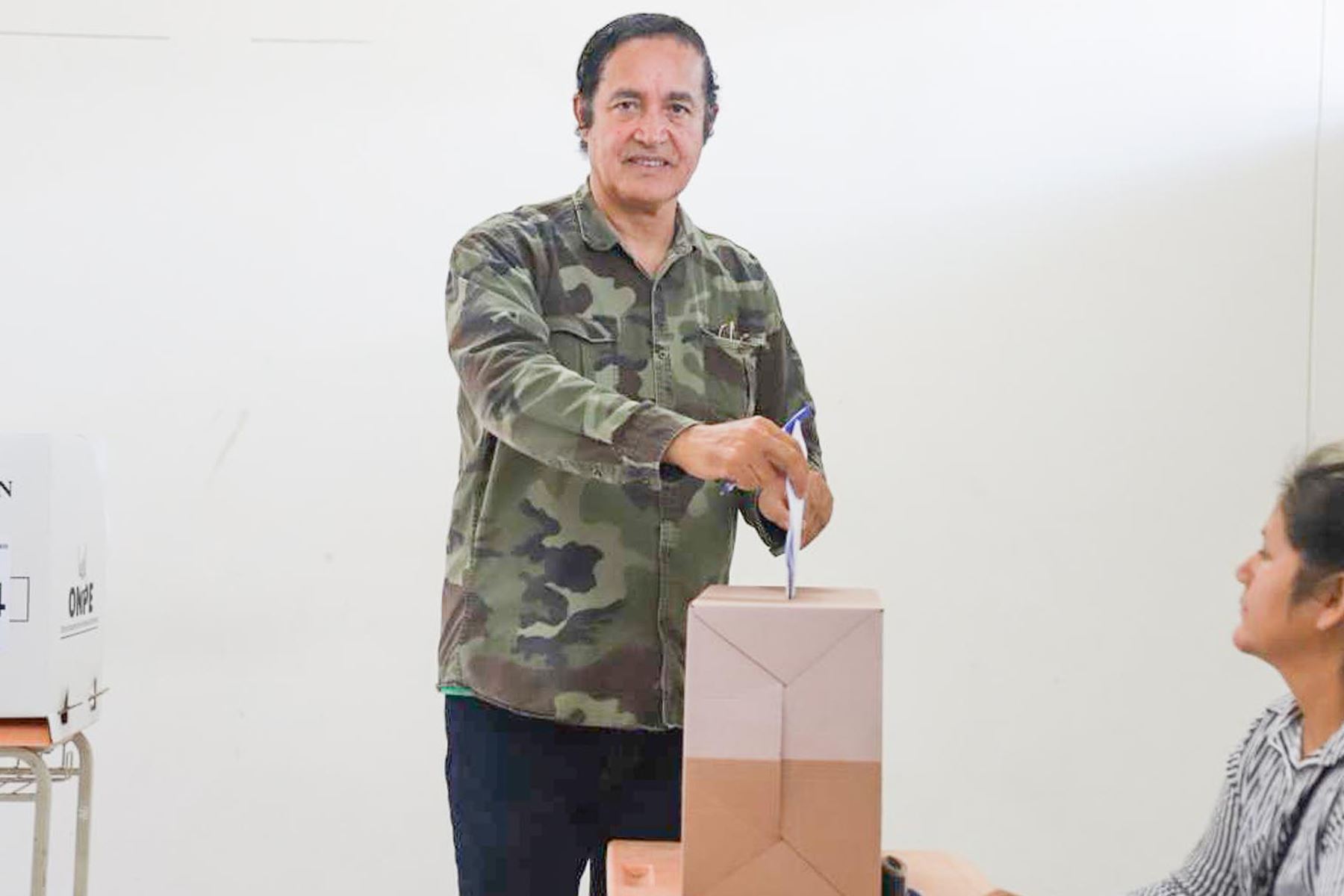 El candidato presidencial Alex Gonzales del partido Demócrata Verde emite su voto en la I.E Emblemática Isabel la Católica del distrito de La Victoria durante la jornada de las Elecciones Generales 2026. Foto: ANDINA/ Roberto Matta