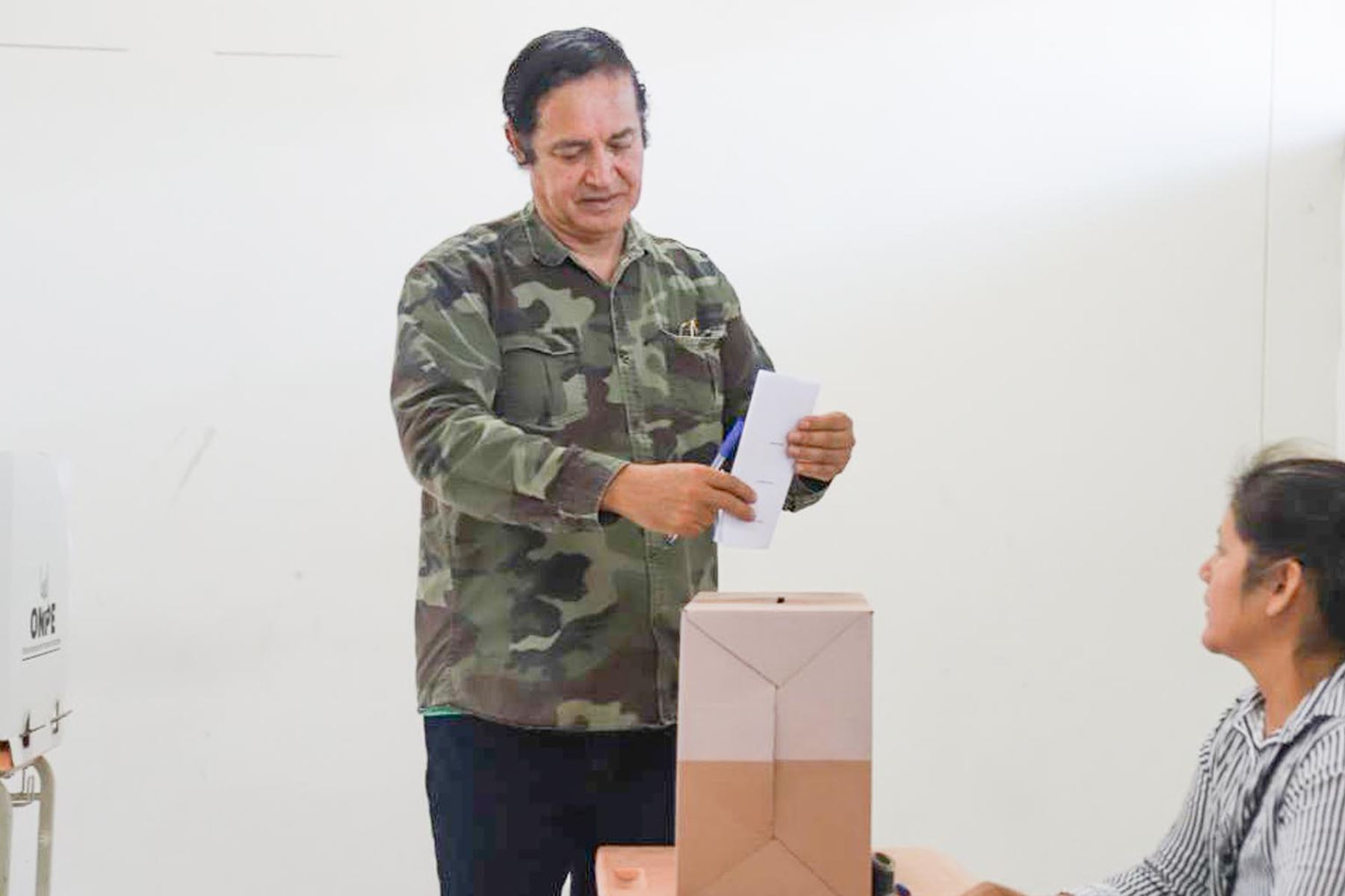 El candidato presidencial Alex Gonzales del partido Demócrata Verde emite su voto en la I.E Emblemática Isabel la Católica del distrito de La Victoria durante la jornada de las Elecciones Generales 2026. Foto: ANDINA/ Roberto Matta