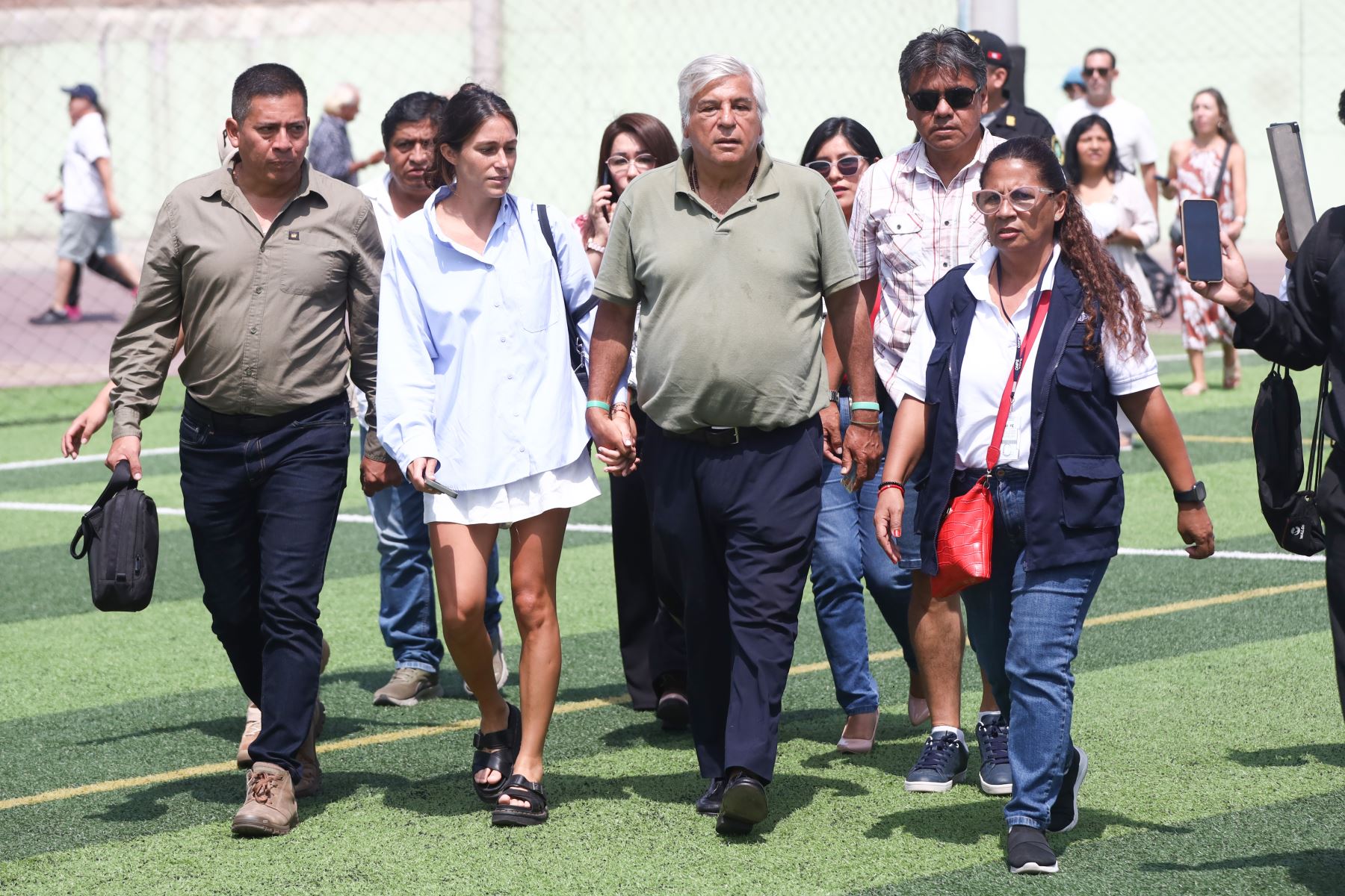 El candidato presidencial Fernando Olivera del Partido Frente de la Esperanza emite su voto en la I.E Emblemática Alfonso Ugarte del distrito de San Isidro durante la jornada de las Elecciones Generales 2026. Foto: ANDINA/Rubén Grandez