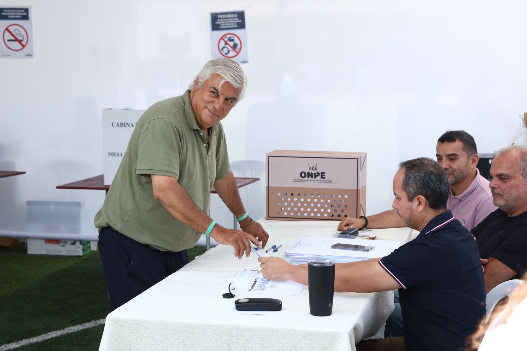 El candidato presidencial Fernando Olivera del Partido Frente de la Esperanza emite su voto en la I.E Emblemática Alfonso Ugarte del distrito de San Isidro durante la jornada de las Elecciones Generales 2026. Foto: ANDINA/Rubén Grandez