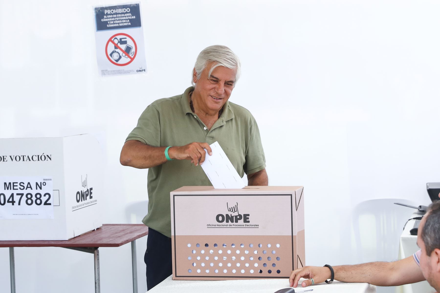 El candidato presidencial Fernando Olivera del Partido Frente de la Esperanza emite su voto en la I.E Emblemática Alfonso Ugarte del distrito de San Isidro durante la jornada de las Elecciones Generales 2026. Foto: ANDINA/Rubén Grandez