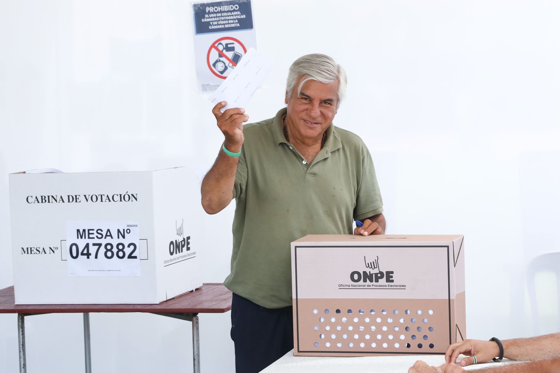 El candidato presidencial Fernando Olivera del Partido Frente de la Esperanza emite su voto en la I.E Emblemática Alfonso Ugarte del distrito de San Isidro durante la jornada de las Elecciones Generales 2026. Foto: ANDINA/Rubén Grandez