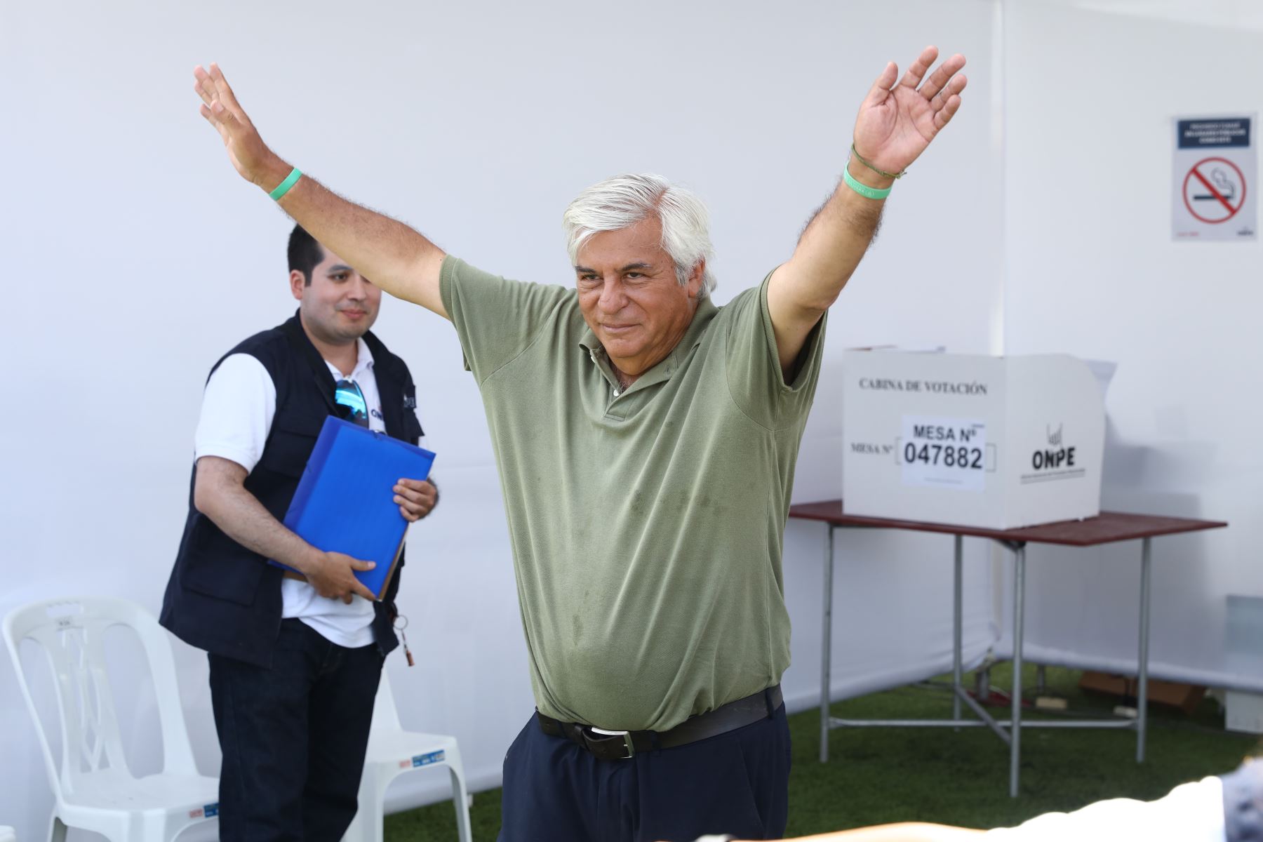 El candidato presidencial Fernando Olivera del Partido Frente de la Esperanza emite su voto en la I.E Emblemática Alfonso Ugarte del distrito de San Isidro durante la jornada de las Elecciones Generales 2026. Foto: ANDINA/Rubén Grandez