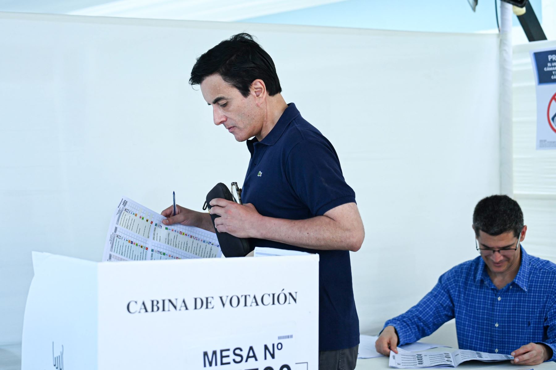 El candidato presidencial Carlos Espá del partido Sí Creo emite su voto en la I.E Reina de la Paz del distrito de San Isidro durante la jornada de las Elecciones Generales 2026. Foto: ANDINA/Paloma Del Solar