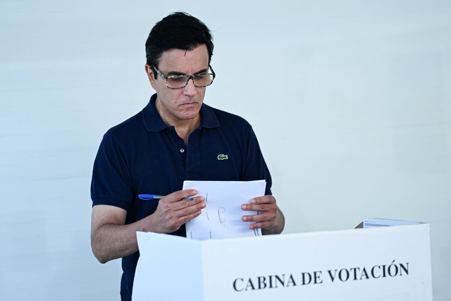 El candidato presidencial Carlos Espá del partido Sí Creo emite su voto en la I.E Reina de la Paz del distrito de San Isidro durante la jornada de las Elecciones Generales 2026. Foto: ANDINA/Paloma Del Solar