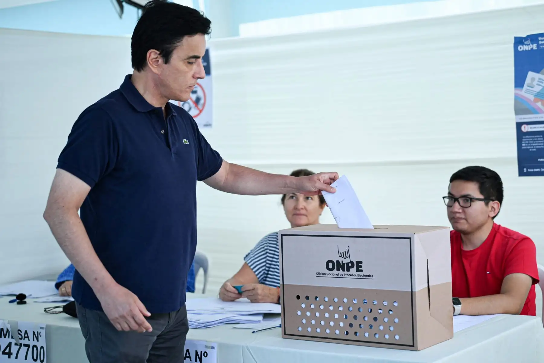 El candidato presidencial Carlos Espá del partido Sí Creo emite su voto en la I.E Reina de la Paz del distrito de San Isidro durante la jornada de las Elecciones Generales 2026. Foto: ANDINA/Paloma Del Solar