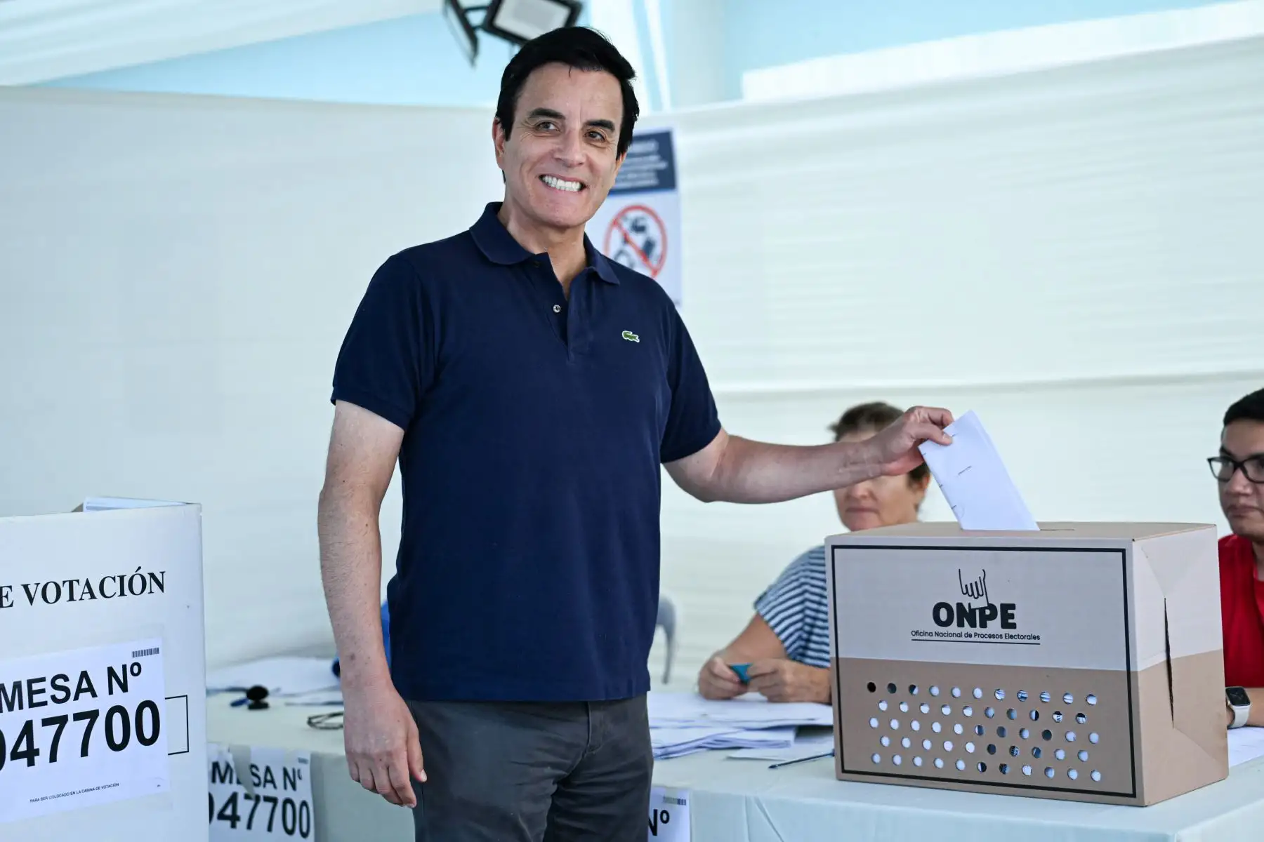 El candidato presidencial Carlos Espá del partido Sí Creo emite su voto en la I.E Reina de la Paz del distrito de San Isidro durante la jornada de las Elecciones Generales 2026. Foto: ANDINA/Paloma Del Solar