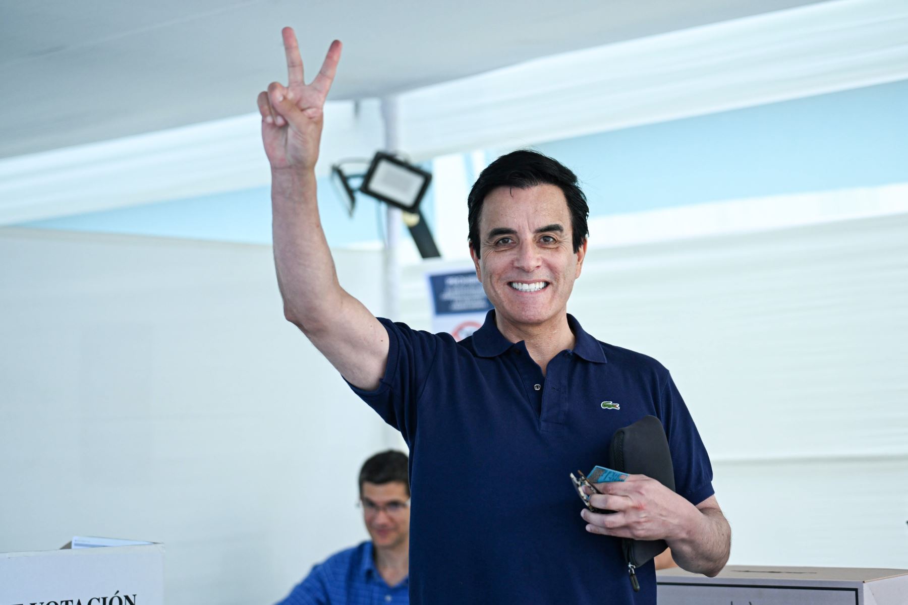 El candidato presidencial Carlos Espá del partido Sí Creo emite su voto en la I.E Reina de la Paz del distrito de San Isidro durante la jornada de las Elecciones Generales 2026. Foto: ANDINA/Paloma Del Solar