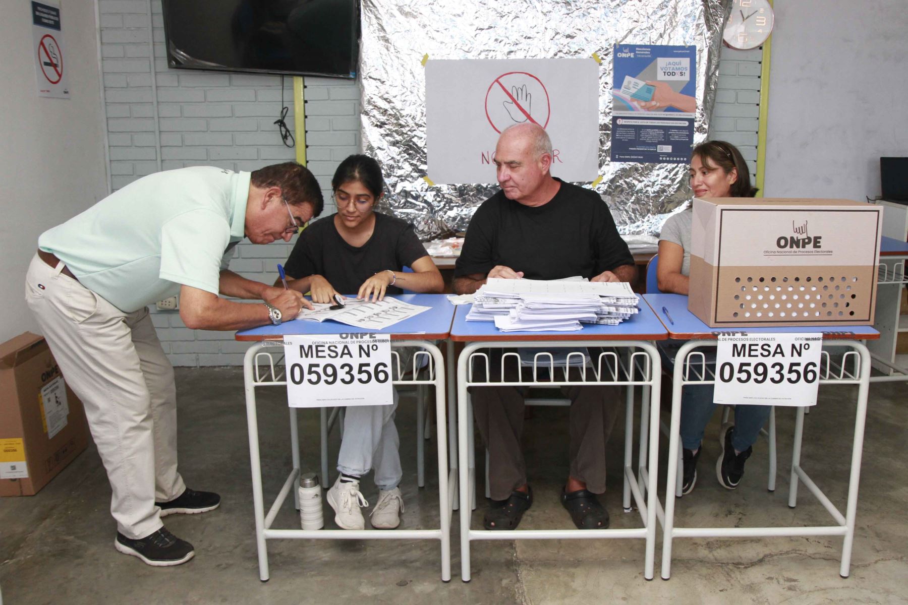 El candidato presidencial José Williams de Avanza País emite su voto en la I.E María Reiche del distrito de San Borja durante la jornada de las Elecciones Generales 2026. Foto: ANDINA/Yanina Patricio