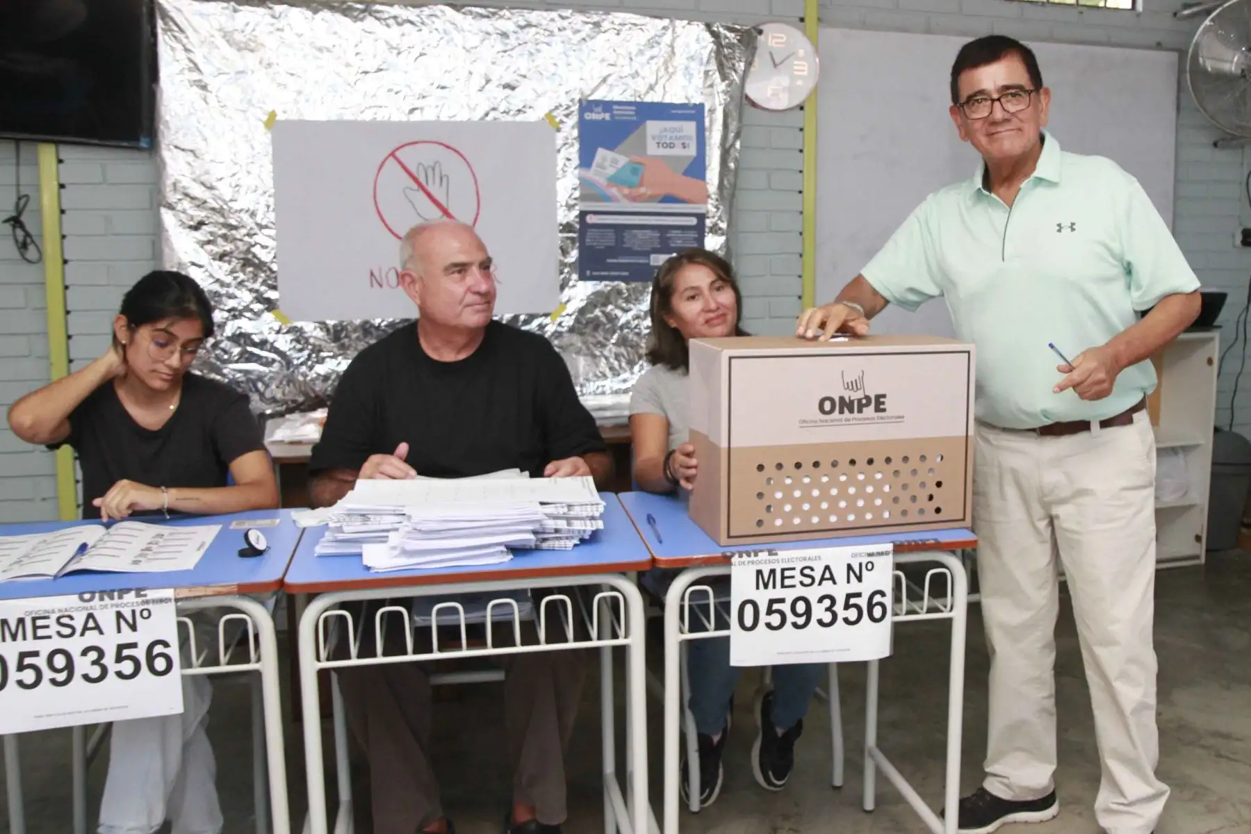 El candidato presidencial José Williams de Avanza País emite su voto en la I.E María Reiche del distrito de San Borja durante la jornada de las Elecciones Generales 2026. Foto: ANDINA/Yanina Patricio