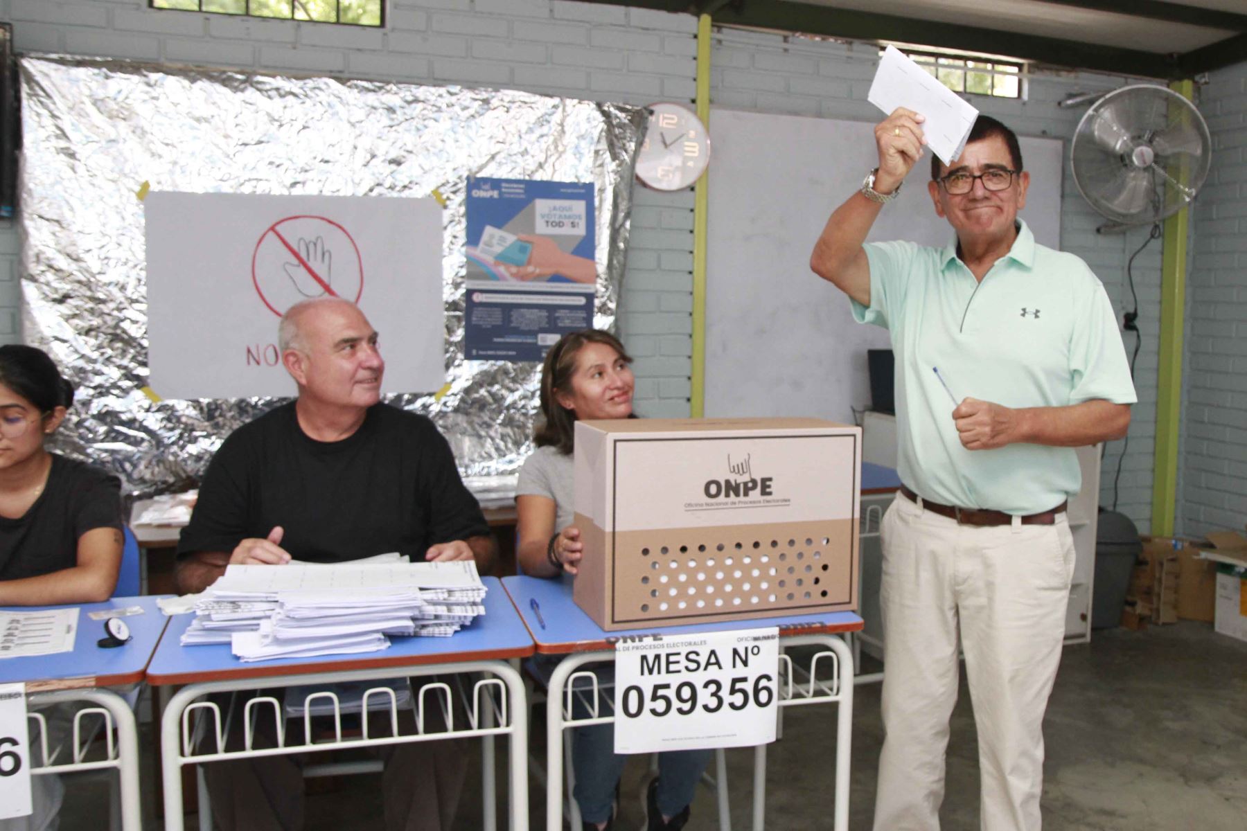 El candidato presidencial José Williams de Avanza País emite su voto en la I.E María Reiche del distrito de San Borja durante la jornada de las Elecciones Generales 2026. Foto: ANDINA/Yanina Patricio