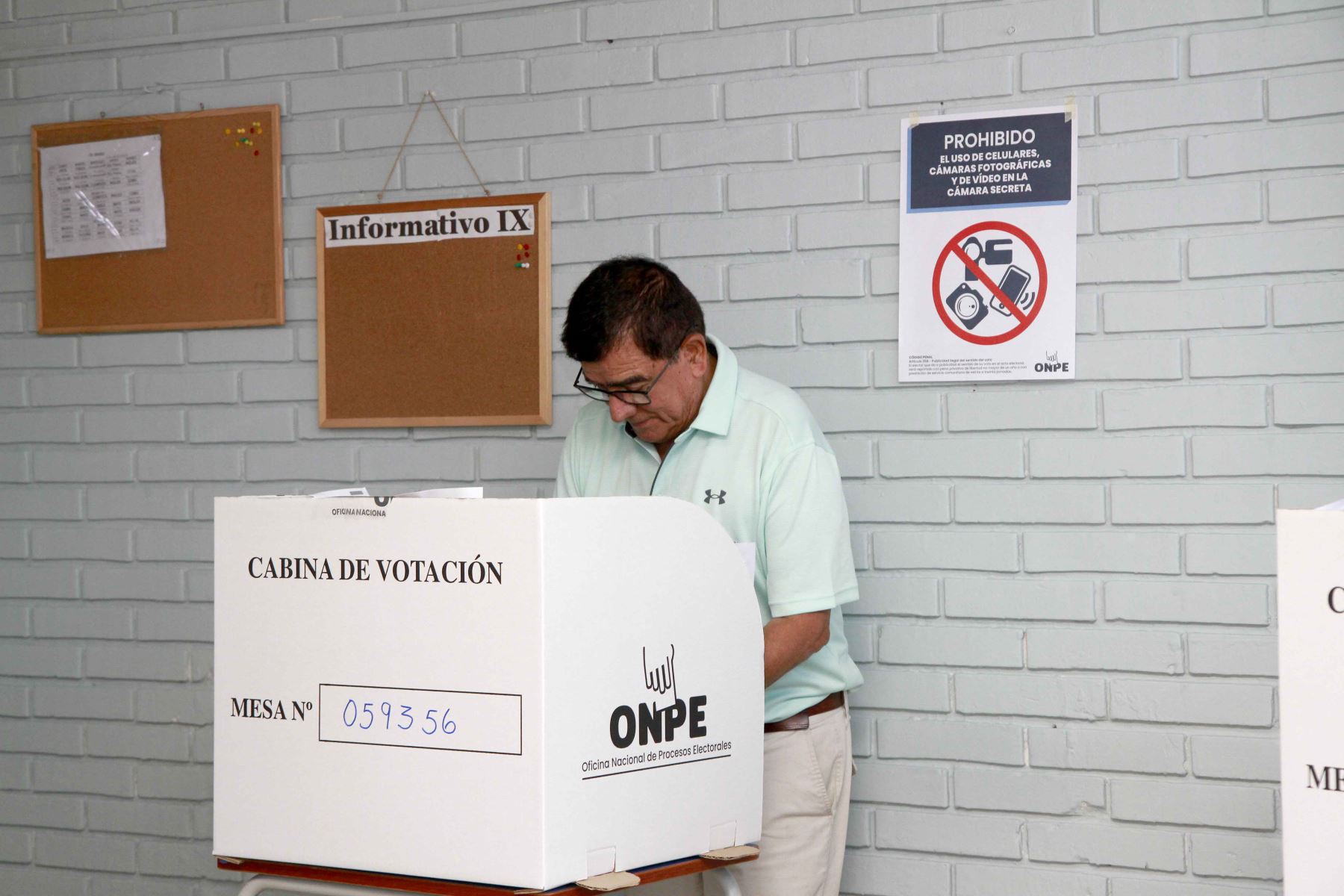 El candidato presidencial José Williams de Avanza País emite su voto en la I.E María Reiche del distrito de San Borja durante la jornada de las Elecciones Generales 2026. Foto: ANDINA/Yanina Patricio
