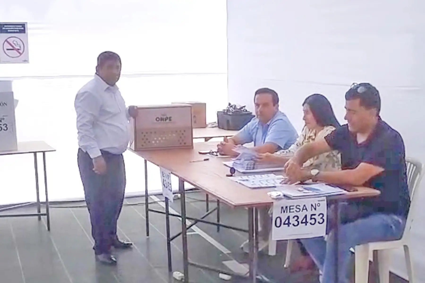 El candidato presidencial Walter Chirinos del partido político PRIN emite su voto en el colegio Villa Caritas del distrito de La Molina durante la jornada de las Elecciones Generales 2026. Foto: ANDINA