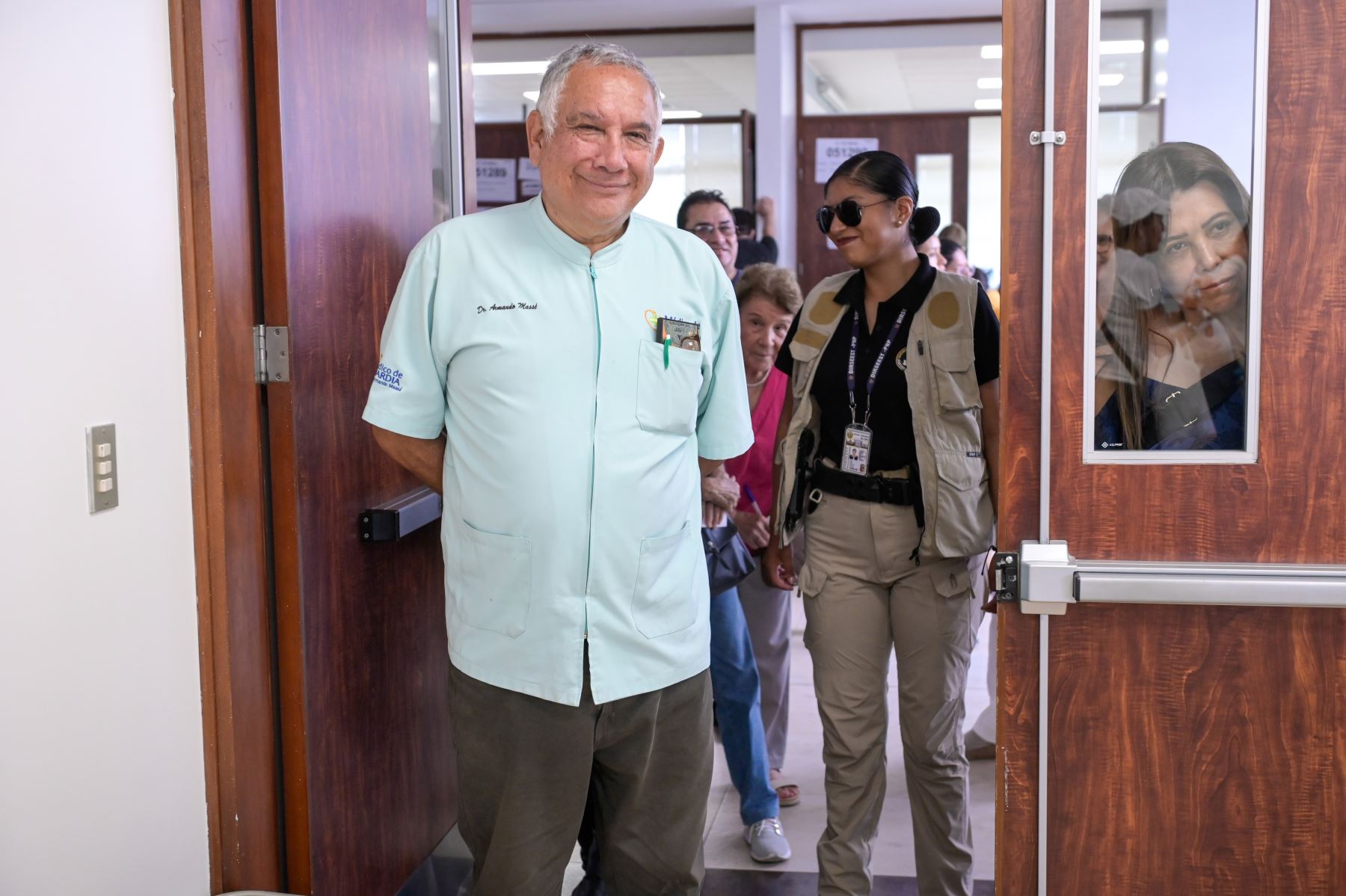El candidato presidencial Armando Massé del partido Democrático Federal emite su voto en la Universidad de Lima del distrito de Santiago de Surco durante la jornada de las Elecciones Generales 2026. Foto: ANDINA/César Fajardo