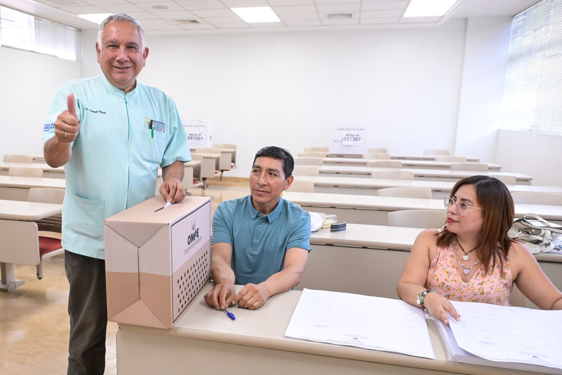 El candidato presidencial Armando Massé del partido Democrático Federal emite su voto en la Universidad de Lima del distrito de Santiago de Surco durante la jornada de las Elecciones Generales 2026. Foto: ANDINA/César Fajardo