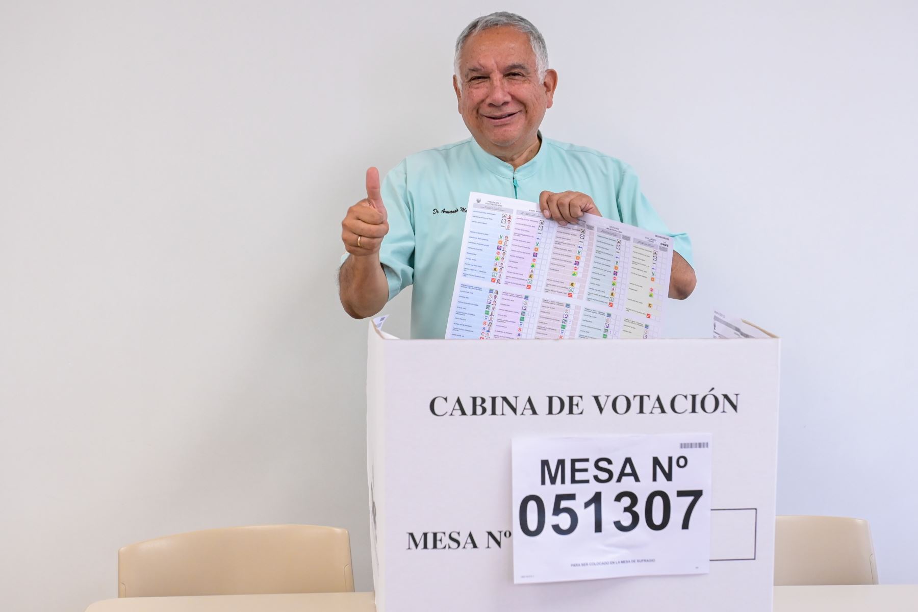 Elecciones 2026: candidato Armando Massé emitió su voto en Santiago de Surco