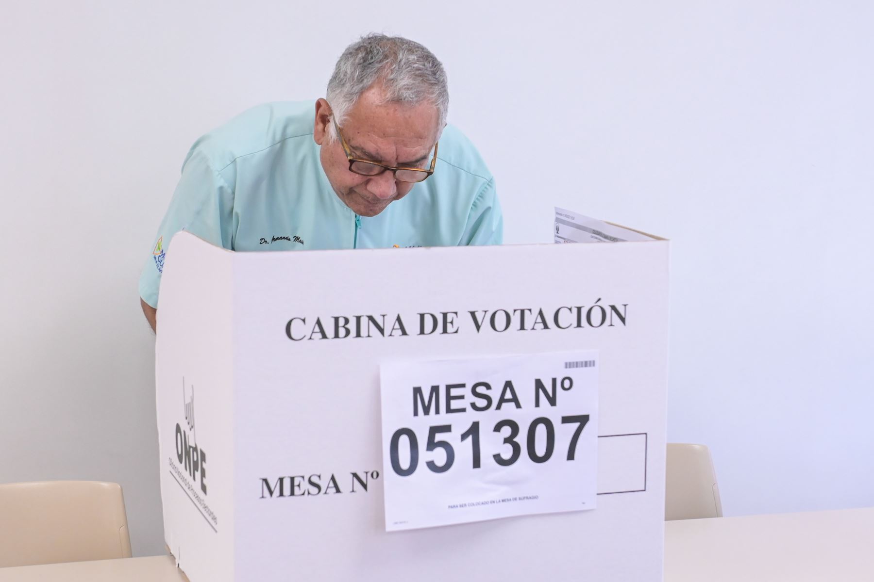 El candidato presidencial Armando Massé del partido Democrático Federal emite su voto en la Universidad de Lima del distrito de Santiago de Surco durante la jornada de las Elecciones Generales 2026. Foto: ANDINA/César Fajardo