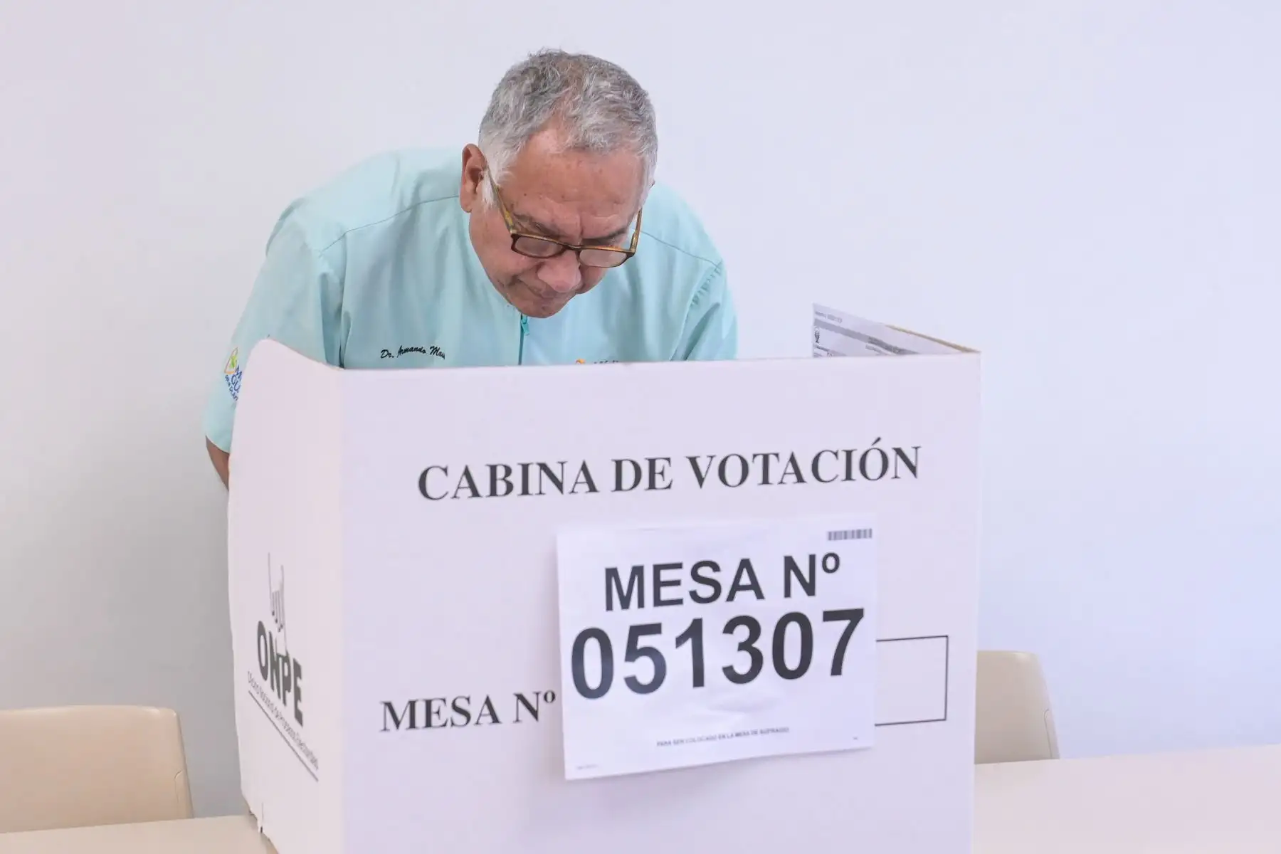 El candidato presidencial Armando Massé del partido Democrático Federal emite su voto en la Universidad de Lima del distrito de Santiago de Surco durante la jornada de las Elecciones Generales 2026. Foto: ANDINA/César Fajardo