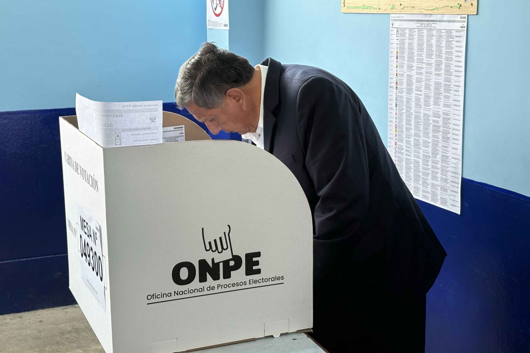 El candidato presidencial Antonio Ortiz de Salvemos al Perú emite su voto en la I.E Santa María Purísima del distrito de San Martín de Porres durante la jornada de las Elecciones Generales 2026. Foto: ANDINA/Henry Gutierrez