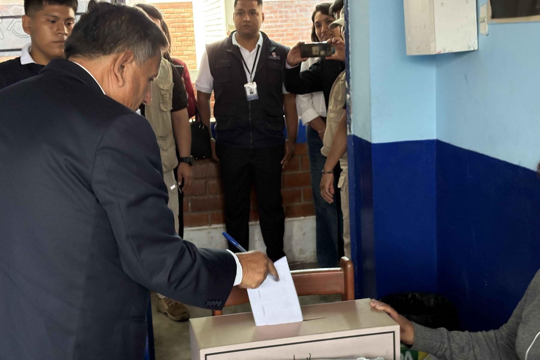 El candidato presidencial Antonio Ortiz de Salvemos al Perú emite su voto en la I.E Santa María Purísima del distrito de San Martín de Porres durante la jornada de las Elecciones Generales 2026. Foto: ANDINA/Henry Gutierrez