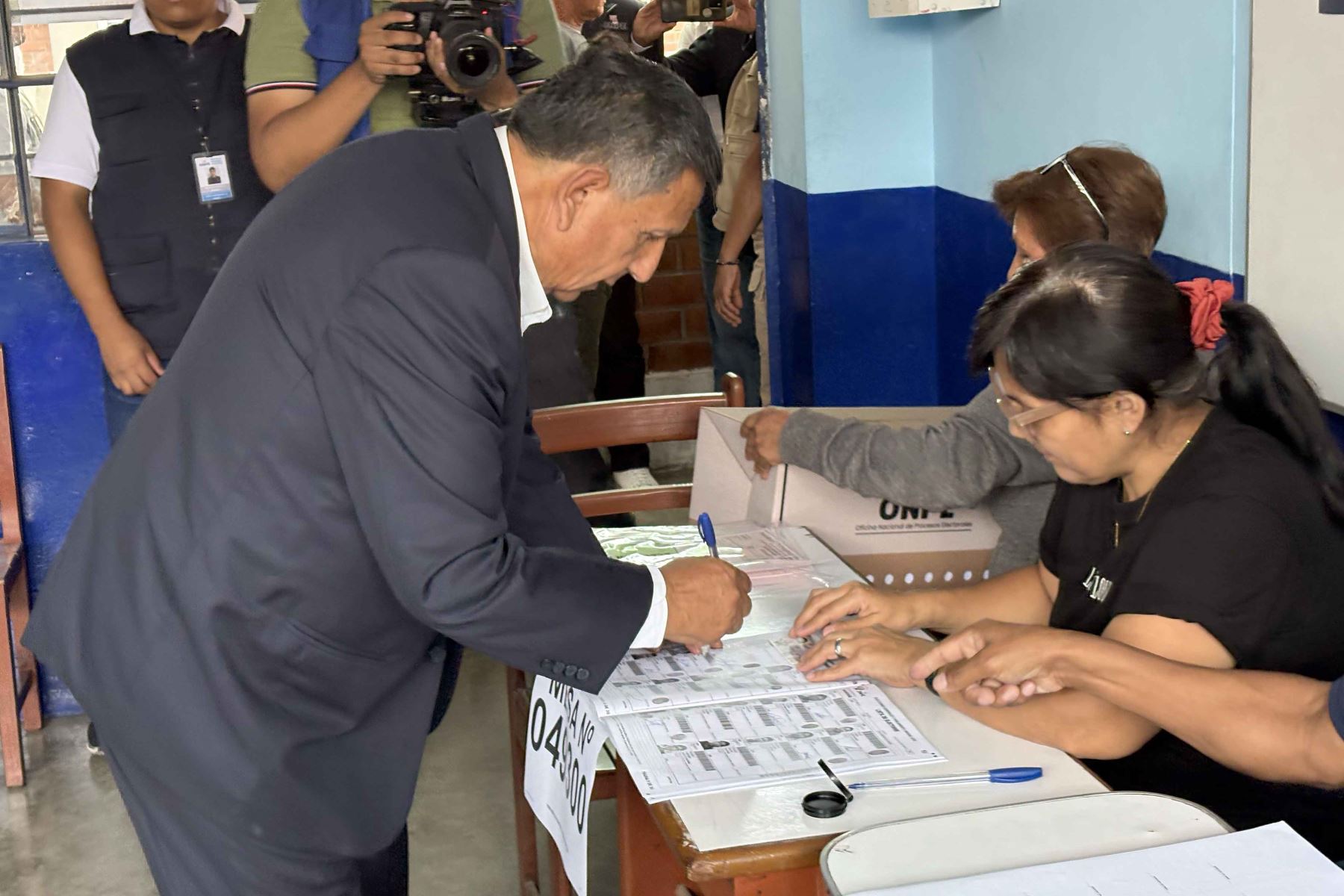 El candidato presidencial Antonio Ortiz de Salvemos al Perú emite su voto en la I.E Santa María Purísima del distrito de San Martín de Porres durante la jornada de las Elecciones Generales 2026. Foto: ANDINA/Henry Gutierrez