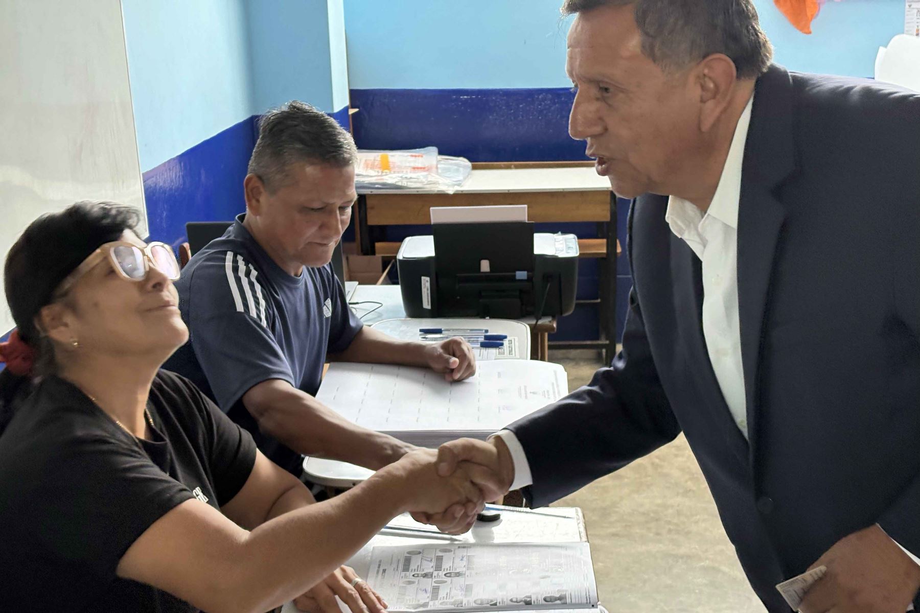 El candidato presidencial Antonio Ortiz de Salvemos al Perú emite su voto en la I.E Santa María Purísima del distrito de San Martín de Porres durante la jornada de las Elecciones Generales 2026. Foto: ANDINA/Henry Gutierrez