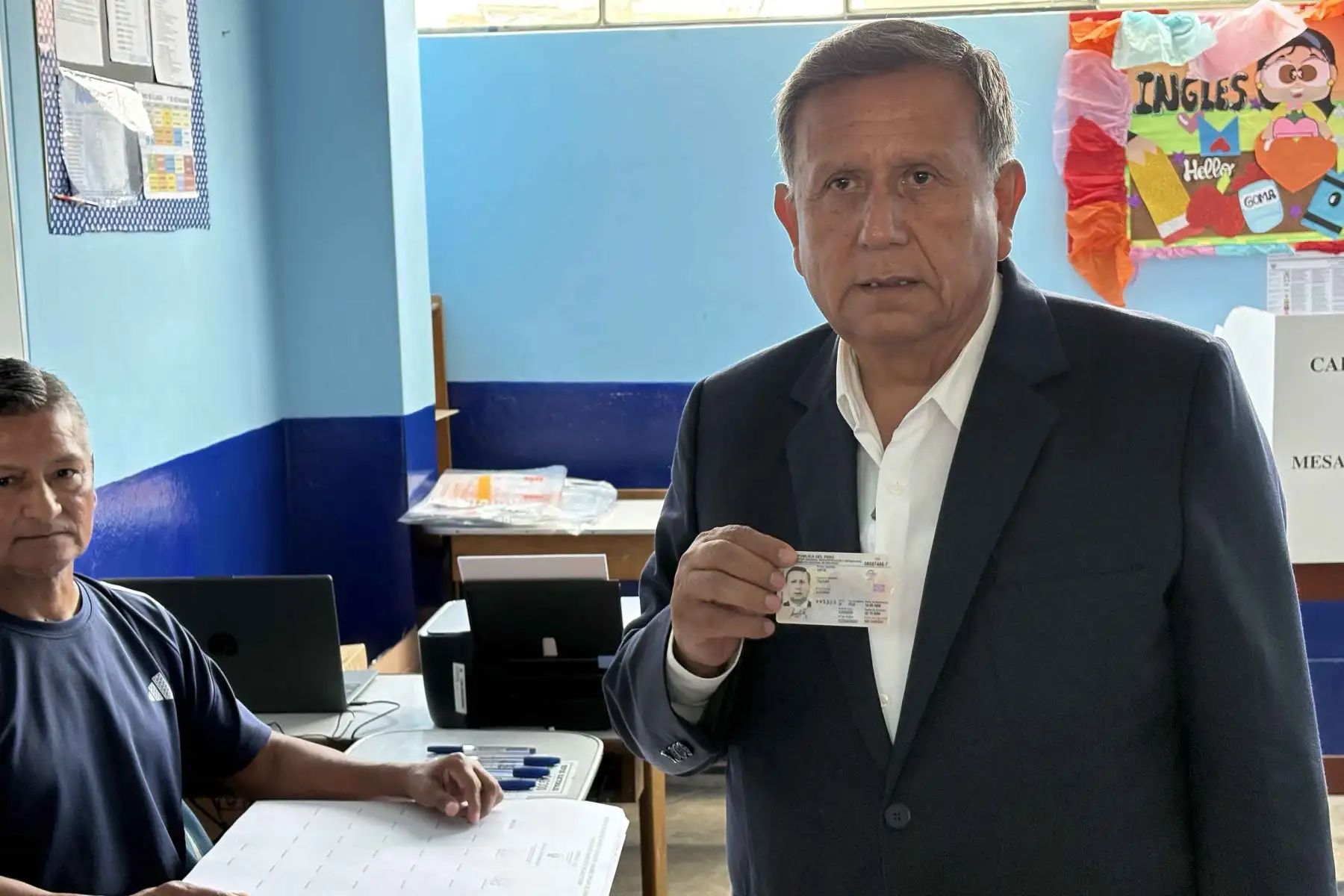 El candidato presidencial Antonio Ortiz de Salvemos al Perú emite su voto en la I.E Santa María Purísima del distrito de San Martín de Porres durante la jornada de las Elecciones Generales 2026. Foto: ANDINA/Henry Gutierrez