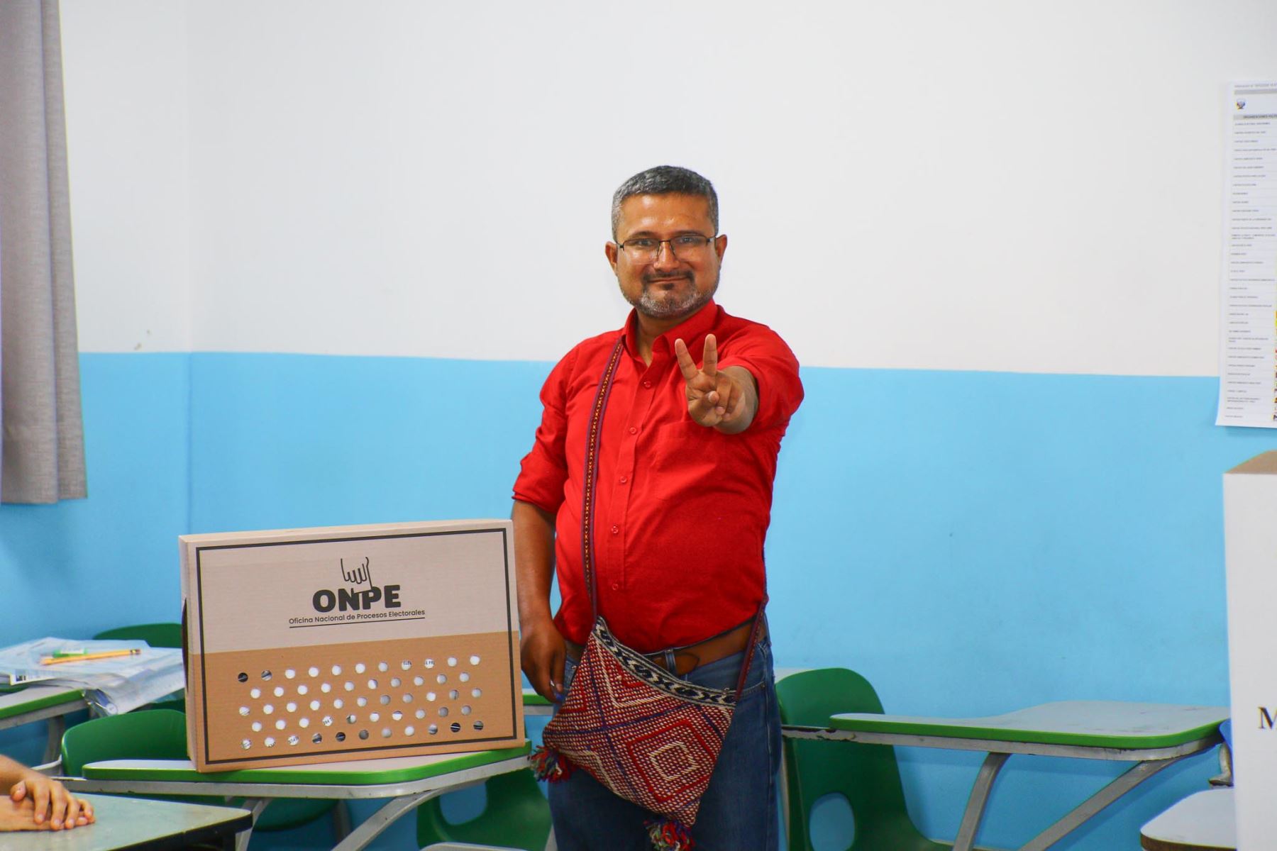 El candidato presidencial Ronald Atencio de Alianza Electoral Venceremos emite su voto en la I.E 2001 PNP Santa Rosa de Lima del distrito de San Martín de Porres durante la jornada de las Elecciones Generales 2026. Foto: ANDINA/ Luis Jimenez