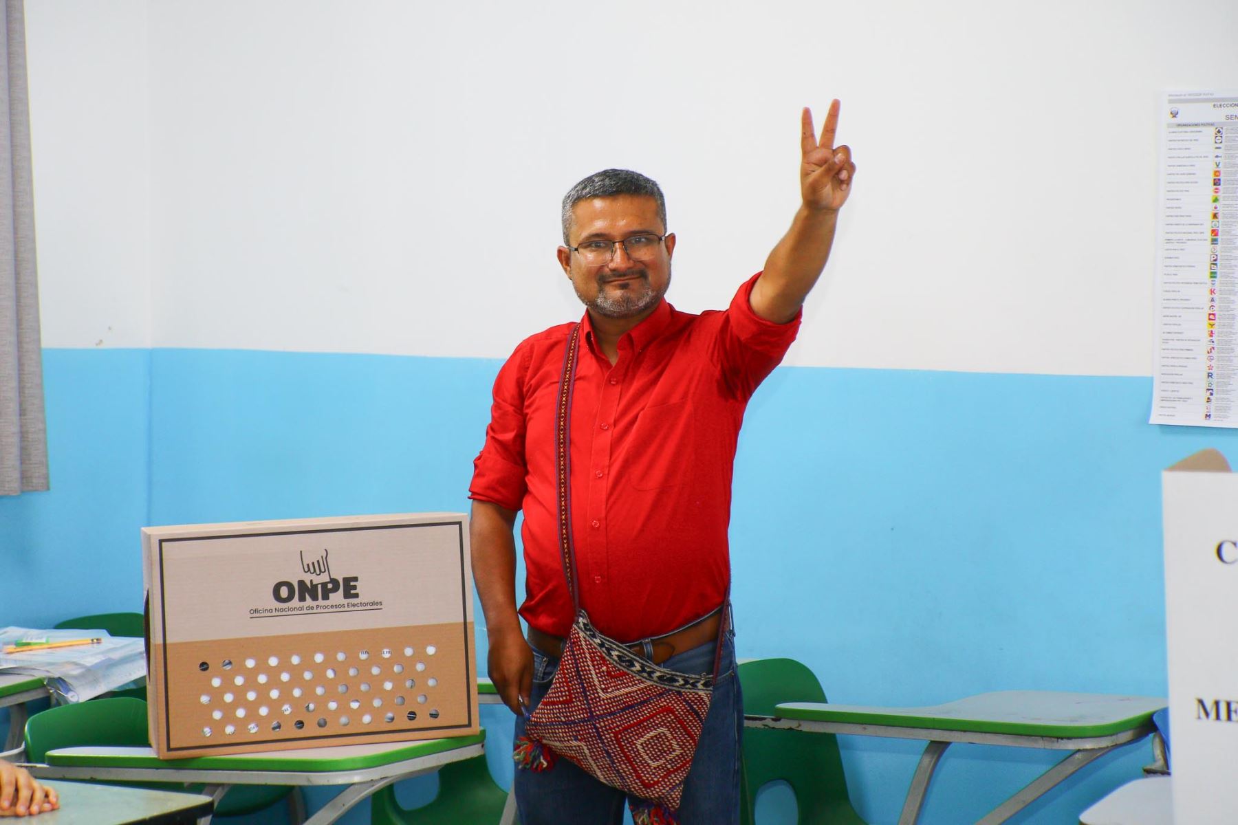 El candidato presidencial Ronald Atencio de Alianza Electoral Venceremos emite su voto en la I.E 2001 PNP Santa Rosa de Lima del distrito de San Martín de Porres durante la jornada de las Elecciones Generales 2026. Foto: ANDINA/ Luis Jimenez