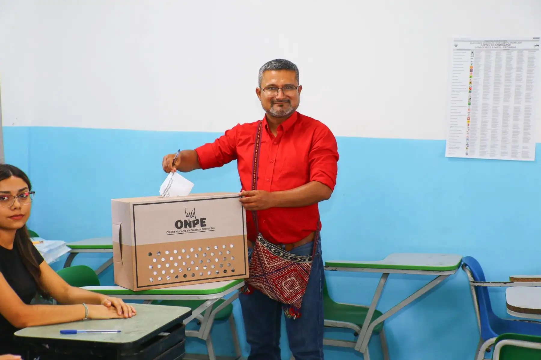 El candidato presidencial Ronald Atencio de Alianza Electoral Venceremos emite su voto en la I.E 2001 PNP Santa Rosa de Lima del distrito de San Martín de Porres durante la jornada de las Elecciones Generales 2026. Foto: ANDINA/ Luis Jimenez