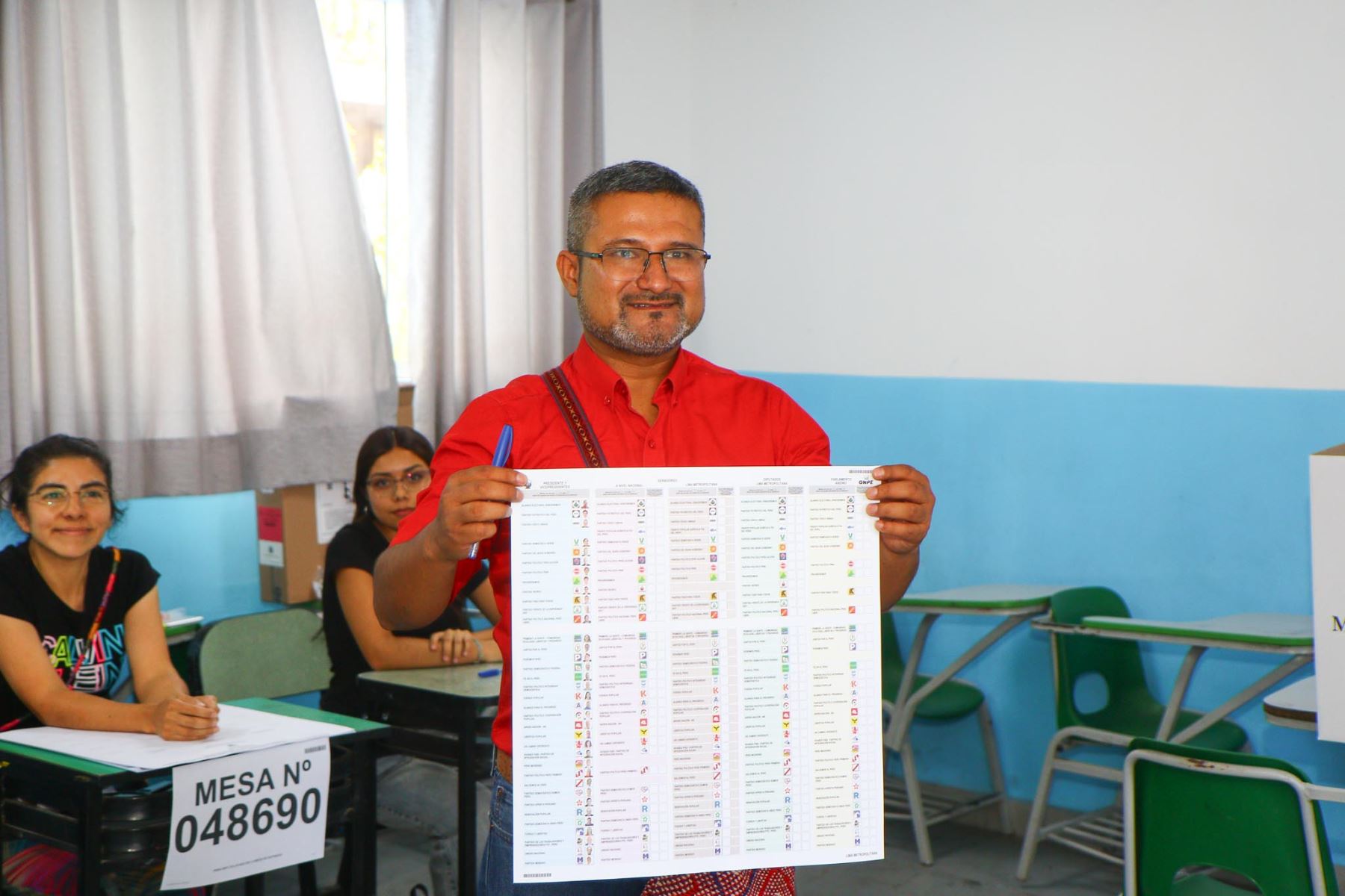 El candidato presidencial Ronald Atencio de Alianza Electoral Venceremos emite su voto en la I.E 2001 PNP Santa Rosa de Lima del distrito de San Martín de Porres durante la jornada de las Elecciones Generales 2026. Foto: ANDINA/ Luis Jimenez