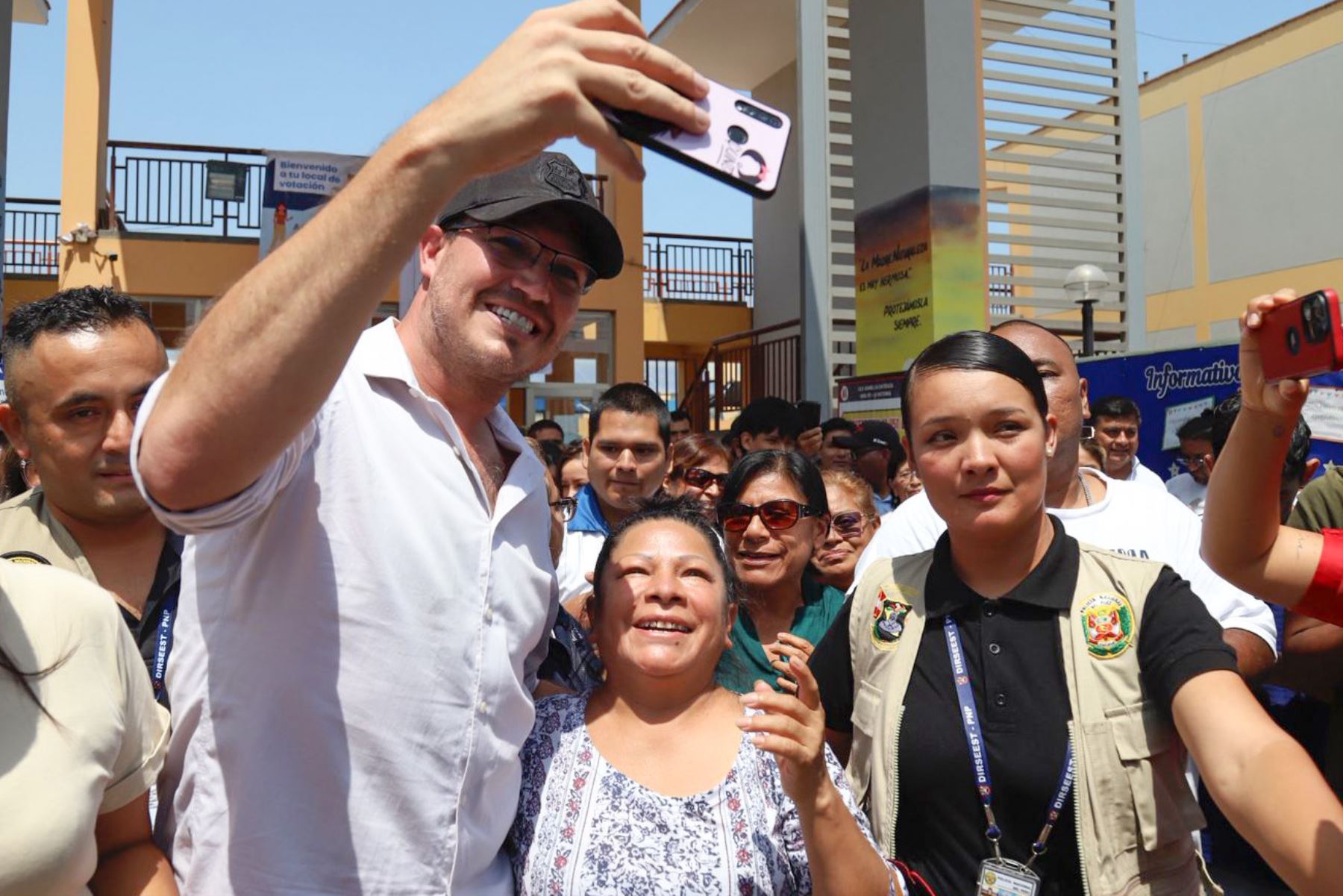 El candidato presidencial George Forsyth de Somos Perú emite su voto en la I.E Emblemática Isabel la Católica del distrito de La Victoria durante la jornada de las Elecciones Generales 2026. Foto: ANDINA/Roberto Matta