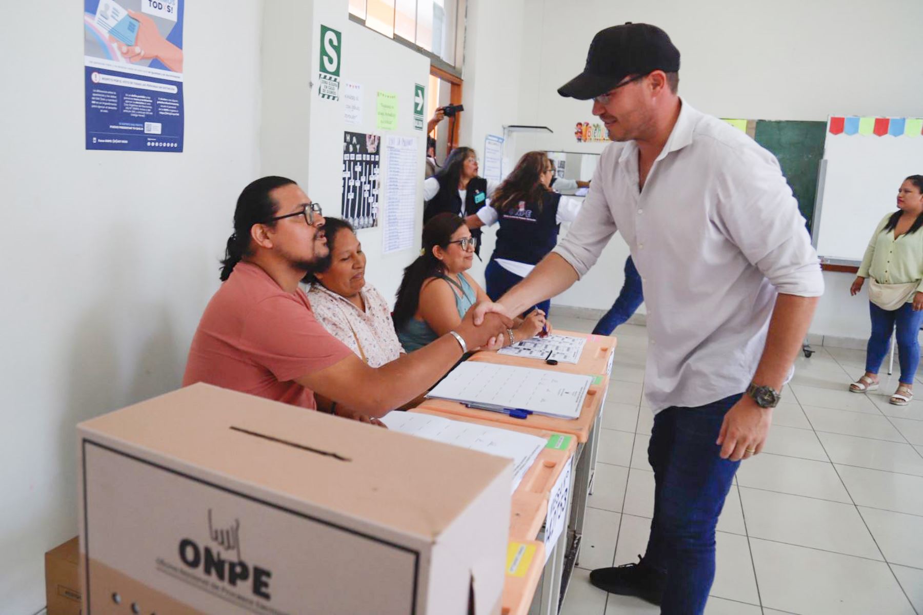 El candidato presidencial George Forsyth de Somos Perú emite su voto en la I.E Emblemática Isabel la Católica del distrito de La Victoria durante la jornada de las Elecciones Generales 2026. Foto: ANDINA/Roberto Matta
