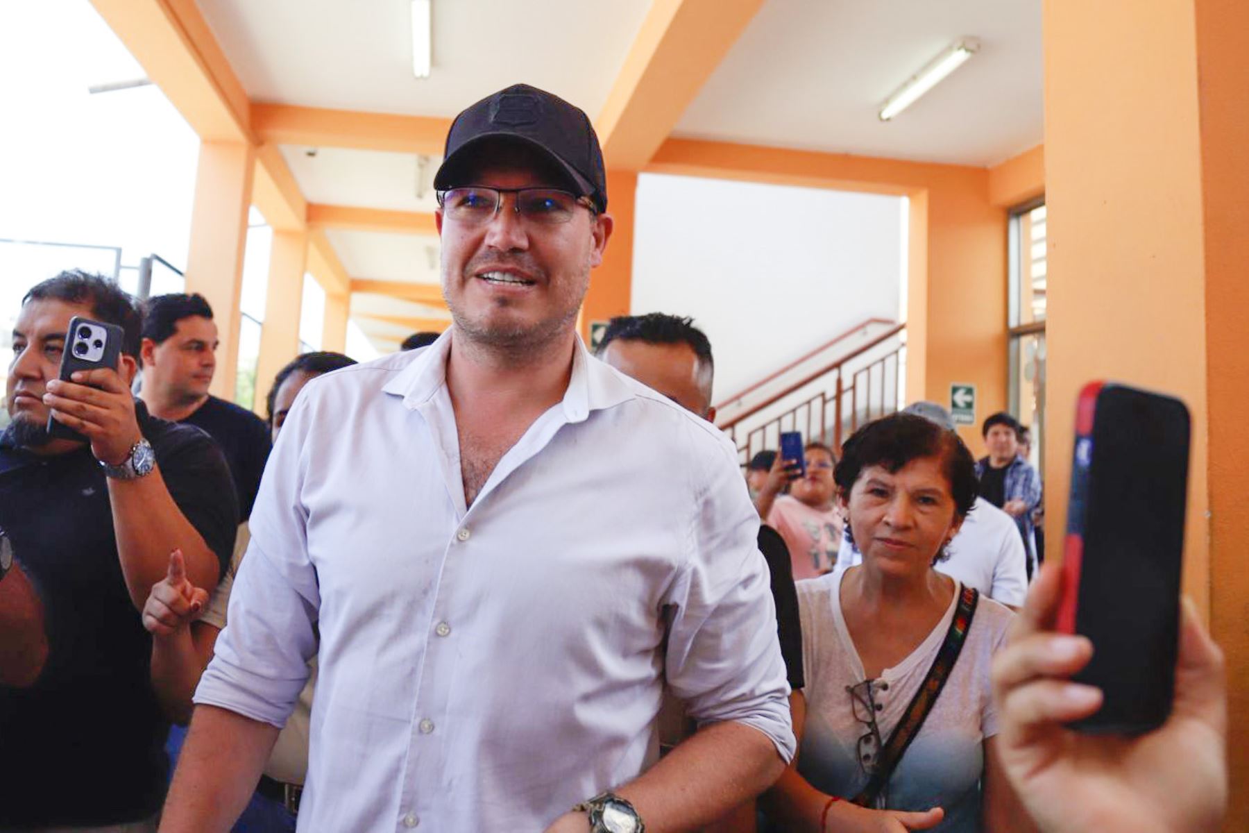 El candidato presidencial George Forsyth de Somos Perú emite su voto en la I.E Emblemática Isabel la Católica del distrito de La Victoria durante la jornada de las Elecciones Generales 2026. Foto: ANDINA/Roberto Matta