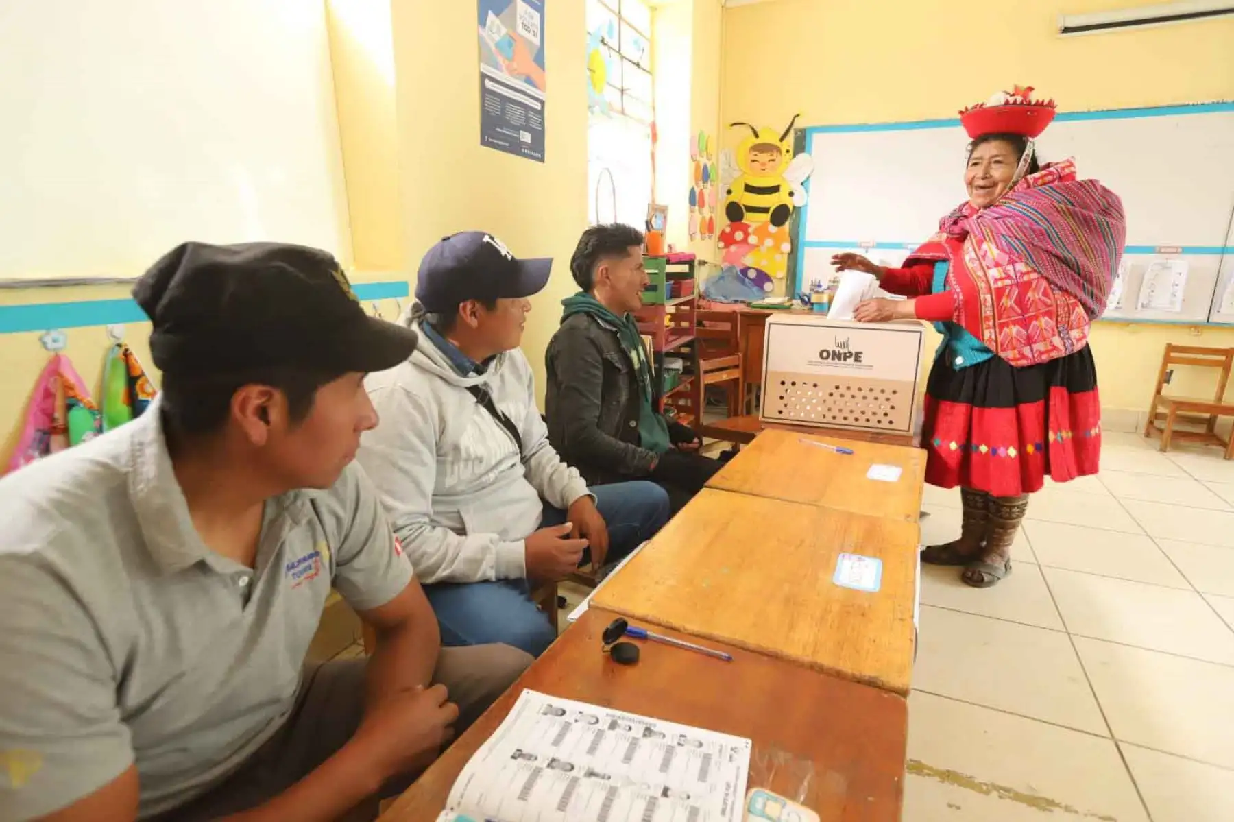 Habitantes de comunidades campesinas del distrito de Ollantaytambo, en la provincia de Urubamba (Cusco), participaron desde tempranas horas en las Elecciones Generales 2026, acudiendo a los locales de votación con vestimentas tradicionales que reflejan identidad y compromiso cívico. Fotos: ANDINA/Percy Hurtado