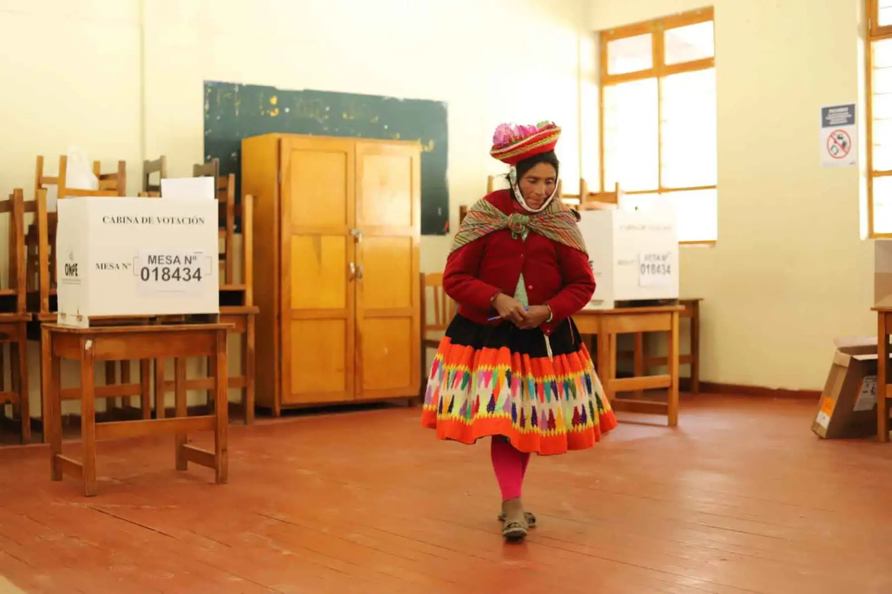 Habitantes de comunidades campesinas del distrito de Ollantaytambo, en la provincia de Urubamba (Cusco), participaron desde tempranas horas en las Elecciones Generales 2026, acudiendo a los locales de votación con vestimentas tradicionales que reflejan identidad y compromiso cívico. Fotos: ANDINA/Percy Hurtado