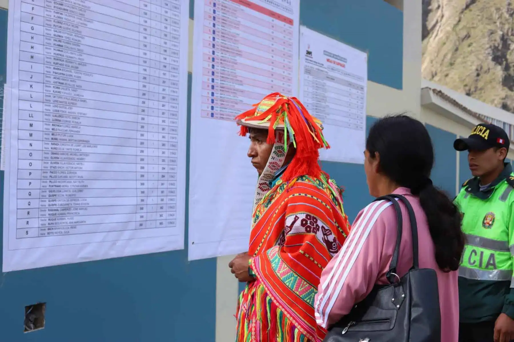 Habitantes de comunidades campesinas del distrito de Ollantaytambo, en la provincia de Urubamba (Cusco), participaron desde tempranas horas en las Elecciones Generales 2026, acudiendo a los locales de votación con vestimentas tradicionales que reflejan identidad y compromiso cívico. Fotos: ANDINA/Percy Hurtado